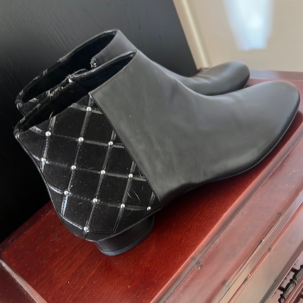 Karl Lagerfeld size 8 Leather Booties